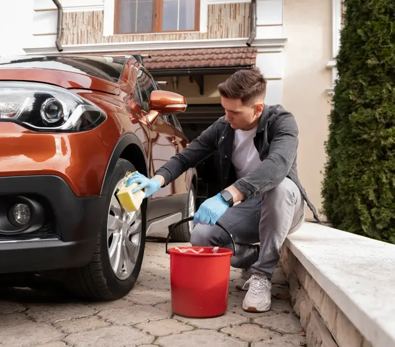 Lavage auto à domicile Le Broc : professionnel intervenant sur un véhicule